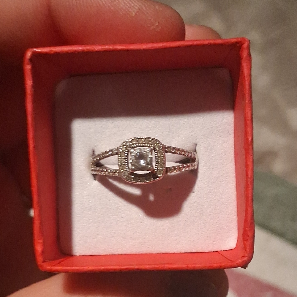 Elegant Silver Women's Ring with Clear Gemstone